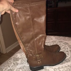 Womens brown boots.